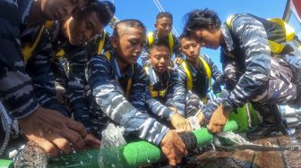 Taruna Akademi Angkatan Laut (AAL) Tingkat III Angkatan ke-69 mengikuti perlombaan peran penyelamatan kapal di atas KRI Bimas Suci-945 saat lego jangkar di Perairan Laut Batam, Kepulauan Riau (Kepri), Rabu (27/7/2022). ANTARA FOTO/Nova Wahyudi
