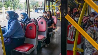 Viral Pengemudi Gojek Serang Sopir Transjakarta di Dalam Bus