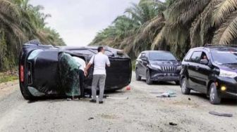 Diduga Gegara Ngebut, Mobil Plat Merah Siak Terbalik di Jalan PT SIR