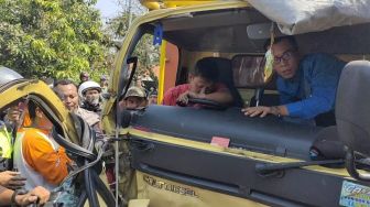 Ngeri! Sopir Truk Terjepit Usai Tabrakan Dengan Truk Pertamina di Cianjur