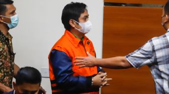 Tersangka kasus dugaan suap dan gratifikasi pemberian izin usaha pertambangan (IUP) di Tanah Bumbu Mardani H Maming dihadirkan saat konferensi pers di Gedung KPK, Jakarta Selatan, Kamis (28/7/2022). [Suara.com/Alfian Winanto]