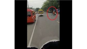 Cara Unik Sopir Bus Bantu Emak-Emak Menyeberangi Jalan Tanpa Turun dari Kendaraan Bikin Publik Salut, Patut Diapresiasi