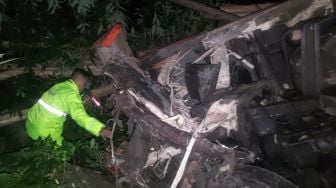 Truk Bermuatan Kayu Jatuh ke Jurang di Sumut, Sopir Tewas Mengenaskan