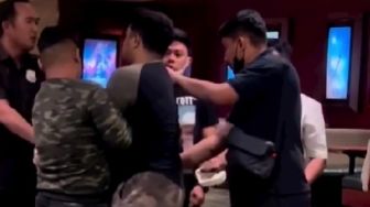 Viral Video Kemarahan Laki-laki kepada Mantan Pacar di Sebuah Mal, Minta HP yang Sudah Dikasih hingga Cekik Korban