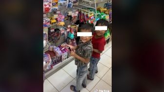 Dua Bocah Ini Lihat-Lihat Mainan Tapi Tak Sanggup Beli, Reaksi Pegawai Minimarket Ini Panen Doa