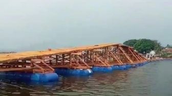 Penampakan Jembatan Apung Pertama di Waduk Jangari Cianjur, Panjang 2 Kilometer dan Lebar 4 Meter