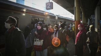 Calon penumpang melintas di Stasiun Karet, Jakarta, Kamis (28/7/2022). ANTARA FOTO/Rivan Awal Lingga
