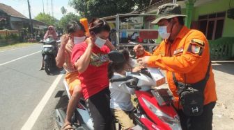 Erupsi Gunung Raung, BPBD dan PMI Jember Bagikan Masker