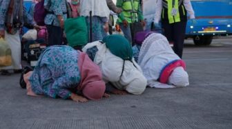 Alhamdulillah, Jemaah Haji Kloter Pertama Tiba di Bandara Sultan Hasanuddin Langsung Sujud Syukur