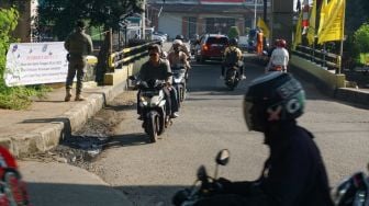 Suasana arus lalu lintas di Jembatan Kapin sebelum ditutup di Duren Sawit, Jakarta Timur, Kamis (28/7/2022). [Suara.com/Alfian Winanto]