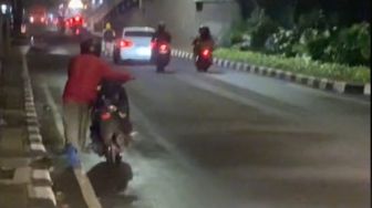 Aksi Penumpang Wanita Kawal Ojol yang Alami Ban Bocor Bikin Publik Salut, Rela Jalan Kaki Meski Gerimis