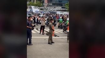 Video Aparat Imbau Remaja Tak Jadikan Zebra Cross tempat Fashion di Sudirman, Warganet: Positif Tapi Salah Tempat