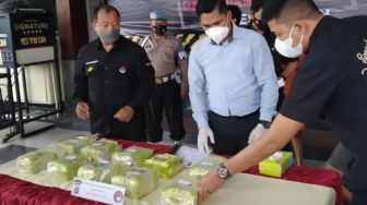 Polres Sleman Cokok Dua Kurir Bawa Sabu Seberat 10 Kg di Depan Mapolsek Simpang Pematang