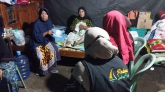 Gubernur Andi Sudirman Kirim Relawan Bantu Nenek dan Cucu Korban Kebakaran di Takalar