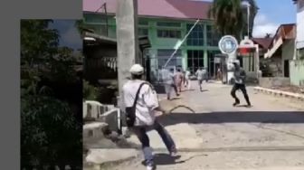 Viral Video Tawuran Pelajar Serbu Lawan ke Gerbang Sekolah Pakai Celurit di Padang, Terjadi di Kalawi dan Cengkeh