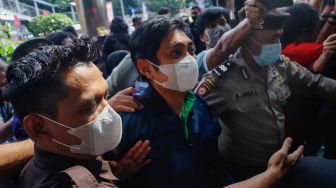 Bendahara Umum PBNU Mardani H Maming saat datang untuk menjalani pemeriksaan di Gedung Merah Putih KPK, Jakarta Selatan, Kamis (28/7/2022). [Suara.com/Alfian Winanto]