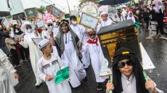 Sejumlah peserta mengikuti pawai menyambut Tahun Baru Islam 1 Muharram 1444 Hijriah di kawasan Jalan AIS Nasution, Palangka Raya, Kalimantan Tengah, Jumat (29/7/2022). ANTARA FOTO/Makna Zaezar