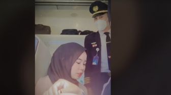 Tegur Dua Gadis karena Tak Pakai Masker di Kereta, Petugas Pria Ini Malah Bikin Salting Warganet