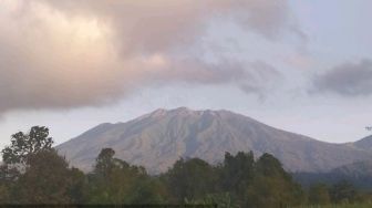 Pasca Erupsi, Ada Titik Api di Kawah Gunung Raung