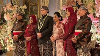 Gelar Resepsi, Anggunnya Putri Anies Baswedan Pakai Kebaya Kutu Baru Pink