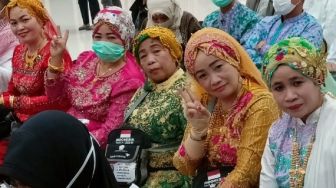 Busana Jemaah Haji Perempuan Asal Sulawesi Selatan Menarik Perhatian