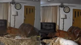 Apes! Sedang Rebahan Santai di Atas Sofa, Pria Ini Malah Kejatuhan Atap Rumahnya yang Roboh