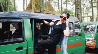 Pakai OOTD Go Green, Harga Flat Shoes Ussy Sulistiawaty Bikin Geleng-Geleng Kepala