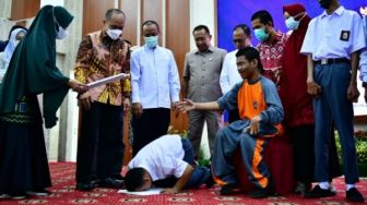 Momen Bahagia Penyandang Disabilitas Dapat KTP, Terharu Sampai Sujud Syukur