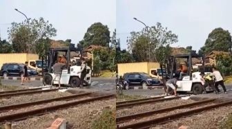 Detik-detik Truk Forklift Macet di Tengah Rel, Warga hingga Petugas Bantu Dorong
