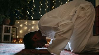 Sholat Taubat Lengkap: Dalil, Niat, Tata Cara, Doa Sesudahnya