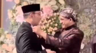 Momen Anies Baswedan Betulkan Dasi Ridwan Kamil Ramai di Media Sosial, Netizen: Vibes-nya RI 1 & RI 2 ...