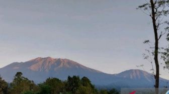 Gunung Raung Alami Erupsi, PVMBG Imbau Warga Tak Beraktivitas di Radius 3 KM dari Puncak