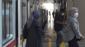 Penumpang turun dari KRL Commuter Line di Stasiun BNI City, Jakarta, Sabtu (30/7/2022).  ANTARA FOTO/Indrianto Eko Suwarso
