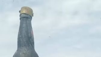 Detik-detik Tugu Botol Kecap Legendaris di Puncak Bogor Dibongkar, Netizen: Selamat Tinggal
