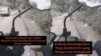 Salut! Meski Hanya Punya Satu Lengan, Bapak Ini Rutin Tutup Lubang Jalan Agar Pengendara Selamat