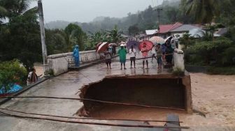 Jembatan Penghubung Antar Kampung Rusak Akibat Banjir di Pulau Haruku Maluku Tengah