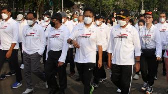 Menko PMK Muhadjir Effendi bersama  Sejumlah menteri di Kabinet Indonesia Maju melaksanakan Gerak Jalan Bersama dan Membudayakan Gerakan Masyarakat Hidup Sehat (Germas). Gerak jalan yang dimulai dari titik halaman Kantor Kemenko PMK hingga mengelilingi kawasan tugu Monas, Jakarta. Jumat, (29/7/2022).[Suara.com/Oke Atmaja]