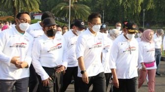 Menko PMK Muhadjir Effendi bersama  Sejumlah menteri di Kabinet Indonesia Maju melaksanakan Gerak Jalan Bersama dan Membudayakan Gerakan Masyarakat Hidup Sehat (Germas). Gerak jalan yang dimulai dari titik halaman Kantor Kemenko PMK hingga mengelilingi kawasan tugu Monas, Jakarta. Jumat, (29/7/2022).[Suara.com/Oke Atmaja]