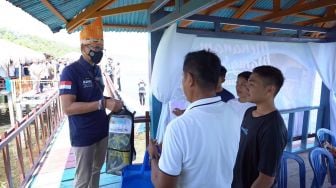 Dongkrak Ekonomi Daerah, Sandiaga Uno Hadirkan 5 Set Alat Snorkeling di Desa Budo Dalam 20 Menit