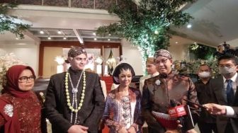 Di Pernikahan Putrinya, Anies Baswedan Terlihat Gagah Kenakan Busana Jawa Rancangan Anak Prabowo Subianto