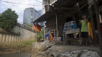 Pedagang mengerek makanan pesanan pembeli di dalam ember di Warung Kerek Ember di Kuningan Barat, Jakarta, Jumat (29/7/2022). ANTARA FOTO/Syahrudin