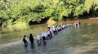 Jembatan Gantung Putus, Ratusan Siswa Cikuda Menyebrang Sungai, Bupati Cianjur: Saya Minta Dinas Turun Langsung