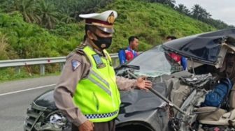 Pecah Ban dan Tabrak Truk, Mobil Innova Kecelakaan Parah di Tol Pekanbaru, Beruntung Penumpang Selamat