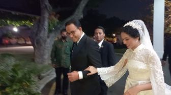 Detik-detik Anies Baswedan Gandeng Putrinya Menuju Gedung Pernikahan