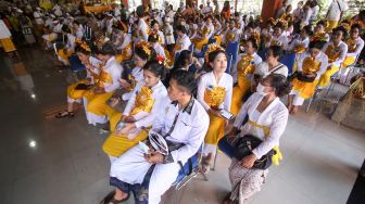 Umat Hindu mengikuti prosesi upacara potong gigi massal di Pura Jala Siddhi Amertha, Juanda, Sidoarjo, Jawa Timur, Sabtu (30/7/2022).  ANTARA FOTO/Umarul Faruq