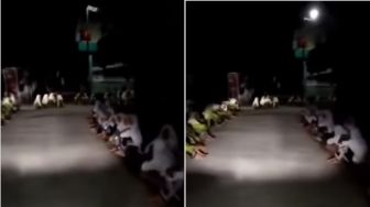 Nunggu Kyai Pulang Haji, Puluhan Santri Rela Duduk di Pinggir Jalan Malam Hari, Publik: Bentuk Penghormatan