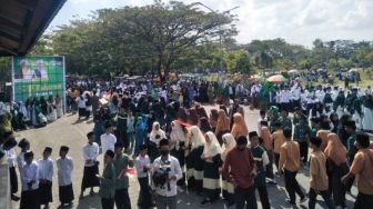 Ribuan Santri di Lombok Tengah Gelar Pawai Taaruf Sambut Tahun Baru Islam