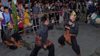 Ratusan warga menyaksikan sejumlah anak menampilkan tradisi pencak silat saat Festival Budaya Loloan Djaman Lame di Kampung Loloan, Jembrana, Bali, Sabtu (30/7/2022). [ANTARA FOTO/Nyoman Hendra Wibowo/hp]