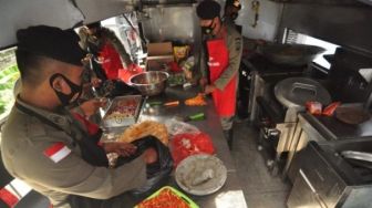 Mobile Kitchen PLN Laksanakan CSR untuk Para Pengungsi Erupsi Gunung Semeru