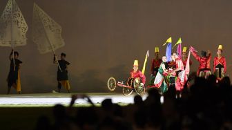 Suasana pembukaan ASEAN Para Games 2022 di Stadion Manahan Solo, Jawa Tengah, Sabtu (30/7/2022). [ANTARA FOTO/Muhammad Adimaja/YU]